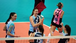 Анна Котикова (в центре).