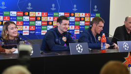 1 октября. Москва. Пресс-конференция ЦСКА перед игрой Лиги чемпионов с мадридским "Реалом". Обозреватель "СЭ" Мария Маркова помогает с переводом на испанский язык, армеец Алан Дзагоев, главный тренер ЦСКА Виктор Гончаренко и руководитель Департамента по связям с общественностю ПФК ЦСКА Сергей Аксенов.