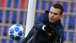 1 октября. Москва. Вратарь ЦСКА Игорь Акинфеев готовится к матчу с мадридским "Реалом" в Лиге чемпионов.