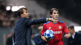 2 октября. Москва. ЦСКА – "Реал" - 1:0. Главный тренер гостей Хулен Лопетеги и защитник армейцев Мариу Фернандес.