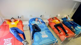 Молодые спортсмены обживаются на своих местах.