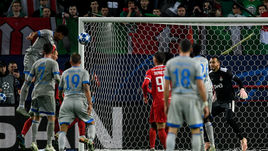 3 октября. Москва. "Локомотив" - "Шальке" - 0:1. Уэстон Маккенни забивает гол в ворота "Локомотива".