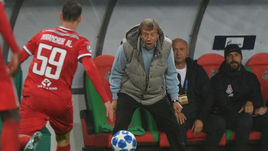 3 октября. Москва. "Локомотив" - "Шальке" - 0:1. Главный тренер железнодорожников Юрий Семин (в центре).