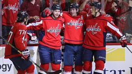 Евгений Кузнецов с партнерами празднуют успех "Вашингтона".