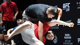 3 октября. Лас-Вегас. Хабиб Нурмагомедов (в черном) во время открытой тренировки.