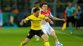 3 октября. Дортмунд. "Боруссия" - "Монако" - 3:0. Александр Головин (справа) против Томаса Дилэйни.