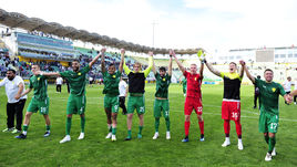 30 сентября. Каспийск. "Анжи" - "Зенит" - 2:1. Игроки махачкалинской команды благодарят болельщиков после победы.