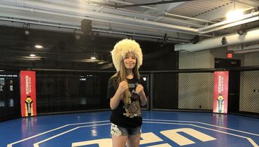 Самая преданная болельщица Хабиба живет в США. Она всегда в папахе