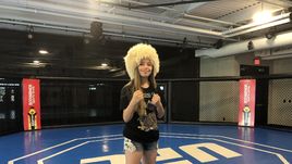 Самая преданная болельщица Хабиба живет в США. Она всегда в папахе