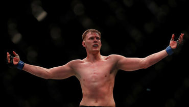 "Он сам выставил себя расистом". Волков рассказал о потасовке с Льюисом на дуэли взглядов