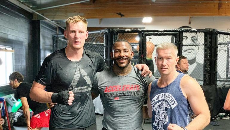 Александр Волков (слева) и его тренер Тарас Кияшко (справа). Фото instagram.com Александр Волков (слева) и его тренер Тарас Кияшко (справа). Фото instagram.com