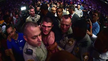 Хабиба Нурмагомедова уводят в раздевалку.