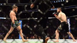 Конор Макгрегор (слева) и Хабиб Нурмагомедов.