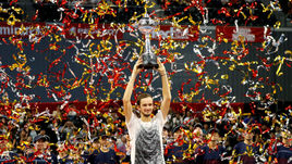 7 октября. Токио. Japan Open. Финал. Даниил Медведев с чемпионским кубком.