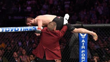 "Перепрыгнув через ограждение, Хабиб сразу стал прибыльным парнем". Мировые СМИ о бое века