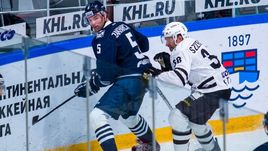 7 октября. Владивосток. "Адмирал" - "Трактор" - 2:7. Степан Захарчук (слева).