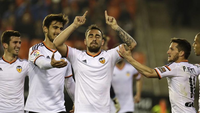 Пако Алькасер (в центре) посвящает гол отцу. Пако Алькасер (в центре) посвящает гол отцу.