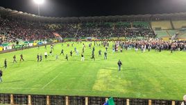 8 октября. Каспийск. Болельщики выбегают на поле "Анжи Арены" на встрече с Хабибом Нурмагомедовым.