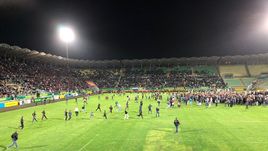 8 октября. Каспийск. Болельщики выбегают на поле "Анжи Арены" на встрече с Хабибом Нурмагомедовым.