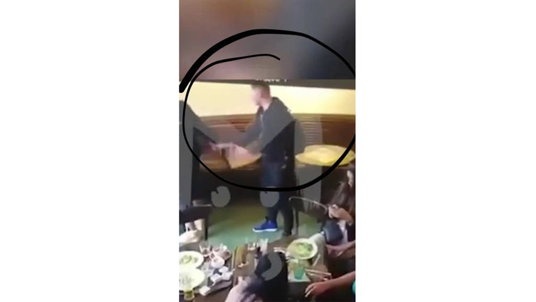 Неизвестный в компании Кокорина и Мамаева. Неизвестный в компании Кокорина и Мамаева.