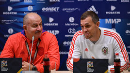 Среда. Калининград. Главный тренер сборной России Станислав Черчесов (слева) и капитан Артем Дзюба.