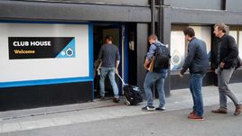 Среда. Брюгге. Следователи прибывают в офисе ФК "Брюгге" для обыска.