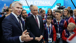 Президент РФ Владимир Путин и министр спорта Павел Колобков.