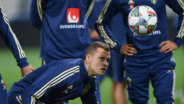 10 октября. Калининград. Полузащитник "Краснодара" и сборной Швеции Виктор Классон готовится к матчу против российской команды.