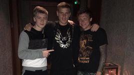 Это фото с братом Кириллом (слева) и Павлом Мамаевым (справа) в своем Инстаграме Александр Кокорин подписал "Семья". Теперь у всех троих большие проблемы.