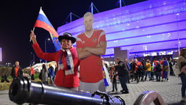 11 октября. Калининград. Артем Дзюба популярен и в Калининграде, даже несмотря на то что это всего лишь его картонная копия.