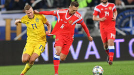 11 октября. Калининград. Матч Россия - Швеция. Виктор Классон (слева) и Денис Черышев.