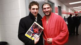 Майлз Вуд (слева) подрался с Александром Овечкиным во время матча, а перед игрой встретился, чтобы взять автограф.