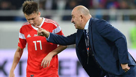 11 октября. Калининград. Россия - Швеция - 0:0. Станислав Черчесов (справа) и Александр Головин.