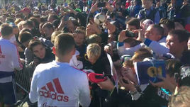 Позитив дня. Сборная раздает автографы калининградским детям.