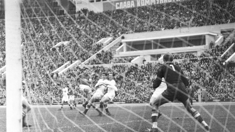 1958-й. Никита Симонян в игре за сборную СССР. Фото Анатолий Бочинин 1958-й. Никита Симонян в игре за сборную СССР. Фото Анатолий Бочинин