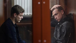 11 октября. Москва. Александр Кокорин (слева) и Павел Мамаев на слушаниях своих дел в Тверском суде.