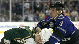 Шой Эйвери (справа) дерется со Стивом Оттом.