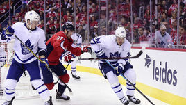 Евгений Кузнецов в борьбе с игроками "Торонто".