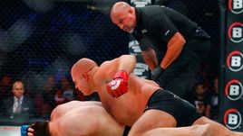 Федор Емельяненко победил Чейла Соннена в первом раунде.