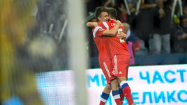 14 октября. Сочи. Россия - Турция - 2:0. Денис Черышев (справа) празднует гол с Александром Головиным.