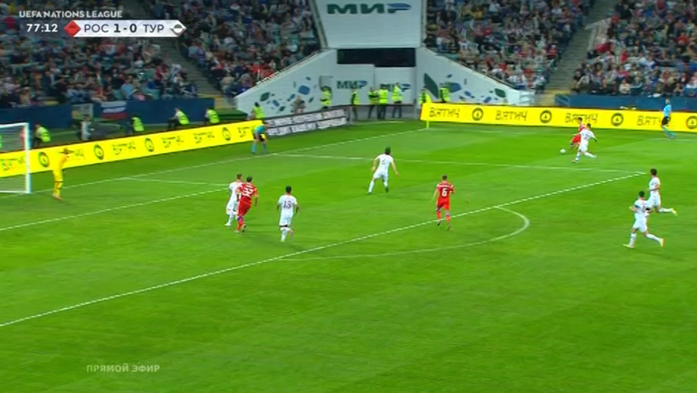 Александр Головин после трех касаний в ходе рывка к чужой штрафной делает прострел. Александр Головин после трех касаний в ходе рывка к чужой штрафной делает прострел.