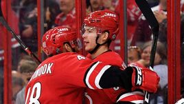 10 октября. Роли. "Каролина" - "Ванкувер" - 5:3. Андрей Свечников (справа) празднует заброшенную шайбу с партнером Джорданом Мартинуком.