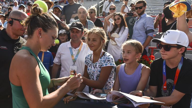 Симона Халеп раздает автографы после победы в финале турнира в Монреале. Фото AFP Симона Халеп раздает автографы после победы в финале турнира в Монреале. Фото AFP