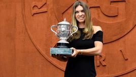 10 июня. Париж. Симона Халеп с кубком за победу на Roland Garros.