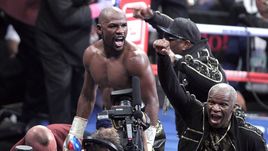 27 августа 2017 года. Лас-Вегас. Флойд Мейвезер празднует победу над Конором Макгрегором в бою по правилам бокса. Теперь он будет драться с Хабибом?