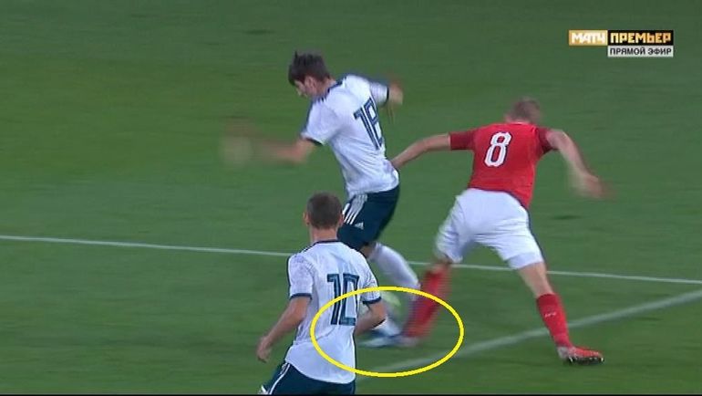 Конрад Лаймер фолит в своей штрафной на Зелимхане Бакаеве. Конрад Лаймер фолит в своей штрафной на Зелимхане Бакаеве.