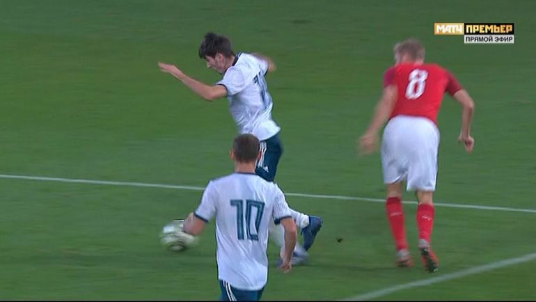 Конрад Лаймер фолит в своей штрафной на Зелимхане Бакаеве. Конрад Лаймер фолит в своей штрафной на Зелимхане Бакаеве.