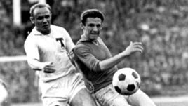 Эдуард Стрельцов (в центре): карьера разделилась на до и после.