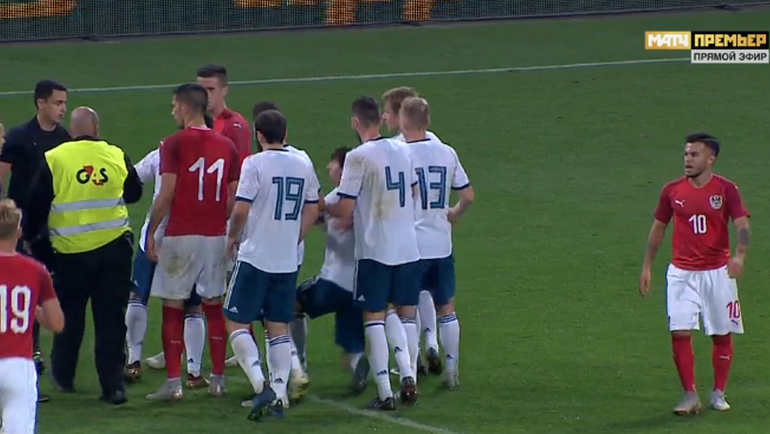 Потасовка после окончания матча между молодежными сборными России и Австрии. Потасовка после окончания матча между молодежными сборными России и Австрии.