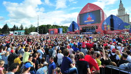 Фан-зона на Воробьевых горах во время ЧМ-2018.